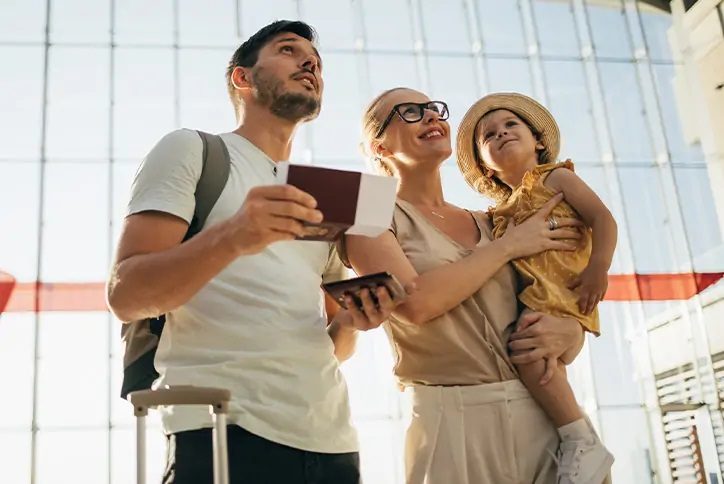 Rodzina na lotnisku przed podróżą z dzieckiem